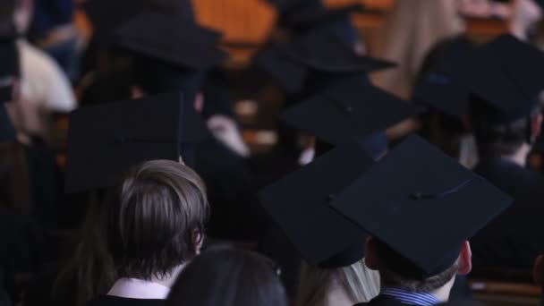 卒業生学術キャップ自体をファニング公式式典の疲れ — ストック動画