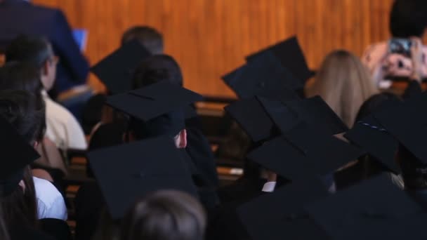 Business academy afgestudeerden luisteren naar spraak, klaar om te ontvangen van certificaten — Stockvideo