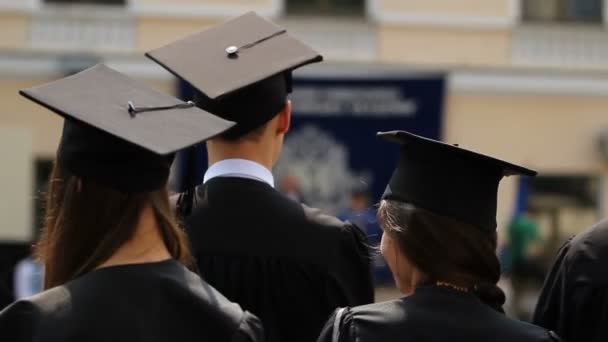 KYIV, UKRAINE - JUNHO 28, 2016: Kyiv-Mohyla Academy Graduation. Jovens felizes e homens que se formam na universidade, momento importante da vida — Vídeo de Stock