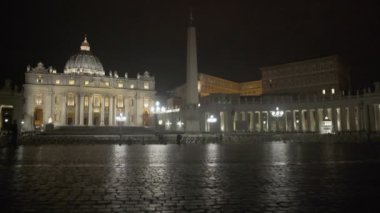 Gece Saint Peter's Square yürüme, cephe Papalık Bazilikası ile ilgilenen gezginler