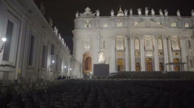 Gece görüş ışıklı Saint Peter's Basilica cephe, cemaat için sandalye