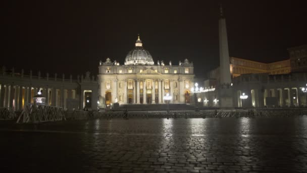在晚上梵蒂冈罗马教皇大教堂教堂前的广场上埃及方尖碑 — 图库视频影像