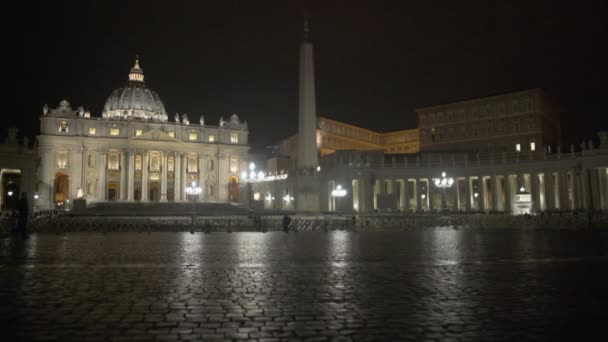 旅客走夜圣伯多禄广场，查看罗马教皇大教堂的正面 — 图库视频影像