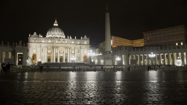 Toeristen in Saint Peter's Square, de tijd vliegt snel door de heilige kerk, religie — Stockvideo