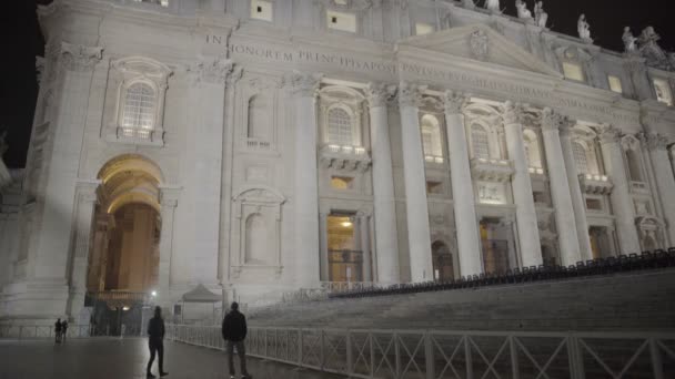 Upplysta fasaden på St Peter's Basilica i Vatikanen, renässansarkitektur — Stockvideo