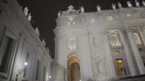 Statyer av apostlarna ovanpå kyrkan St Peter's Basilica i Vatikanstaten, Italien — Stockvideo