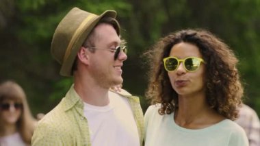 Rahatlamak, kameraya poz dans ve sürtüyor, profesyonel çok ırklı oyuncu