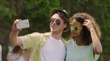 Arkadaş grubu Cool açık hava müzik konser zevk alan selfie, mutlu öğrenciler