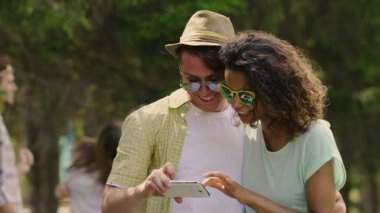 Selfie alma ve görüş Smartphone'da, mutluluk fotoğraf çok ırklı Çift