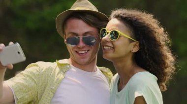 İki Smartphone'da selfie alarak ve parkta iyi hafta sonu zevk aşk içinde