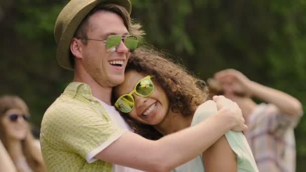 Veselá dívka mazlení s přítelem, mladý pár tančící na letní party — Stock video