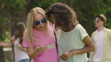 Park, smartphone cep telefonu ile fotoğraf ile ilgilenen genç güzel kadın parti, sakin ol