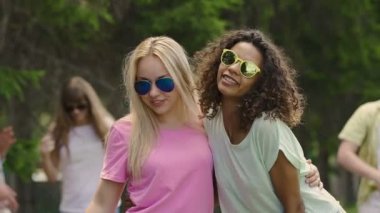 Dans, saç sallayarak, partide harika hayatın tadını genç ve güzel kadınlar