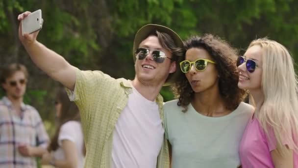 Colegas puxando rostos engraçados e tirando selfie no festival de música ao ar livre — Vídeo de Stock
