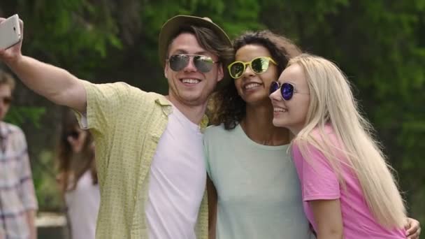 Grupo de amigos tomando selfie en la fiesta, jóvenes divirtiéndose al aire libre — Vídeo de stock