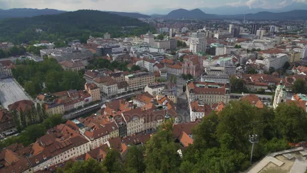 Widok z lotu ptaka miasta Lublana, stolica Słowenii, czerwone dachy starego miasta Europejskiego — Wideo stockowe