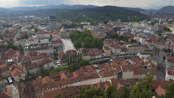 Flygfoto över Ljubljana, Sloveniens, röda taken i gamla europeiska staden huvudstad — Stockvideo