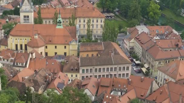 Αεροφωτογραφία της Λιουμπλιάνα, πρωτεύουσα της Σλοβενίας, κόκκινες στέγες της παλιάς ευρωπαϊκής πόλης — Αρχείο Βίντεο