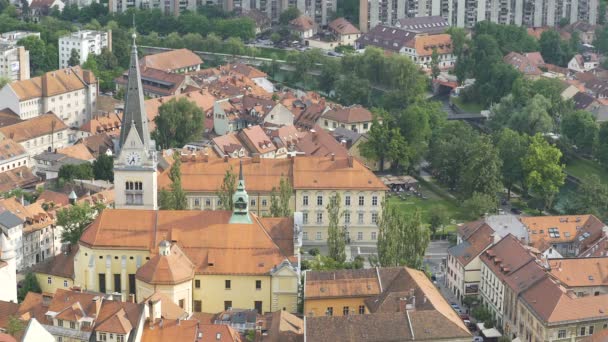 Sunlit antiga Igreja Paroquial de Saint James na Eslovénia, verde ensolarado Liubliana, pan — Vídeo de Stock