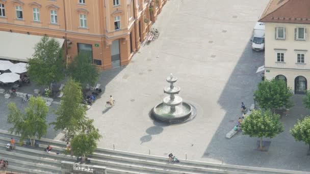 Ovanifrån av fontän i Ljubljana downtown, turister med resten på torget — Stockvideo