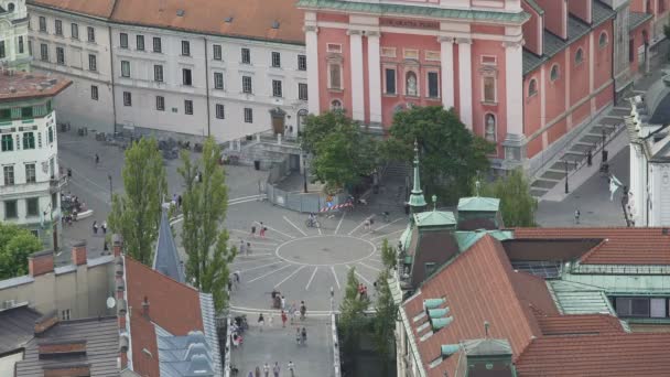 Veel toeristen lopen Preseren plein in Ljubljana, tour naar Slovenië, top uitzicht — Stockvideo