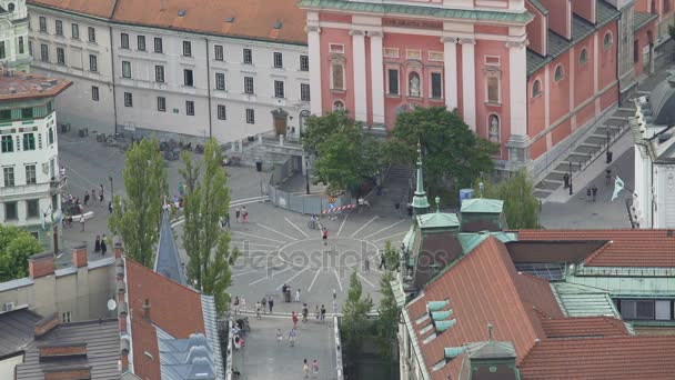 Drukke centrum van Ljubljana, franciscaner kerk van Annunciatie, Preseren Square — Stockvideo