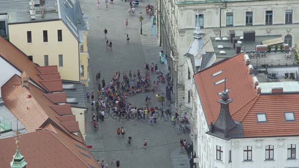 Πλήθος τουριστών παρακολουθούν παράσταση δρόμου, περιοχή υψηλού κινδύνου πορτοφολάς στην πόλη — Αρχείο Βίντεο