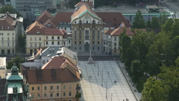 Parochiekerk van de Heilige Drievuldigheid in Ljubljana, religieuze sightseeing tour naar Slovenië — Stockvideo