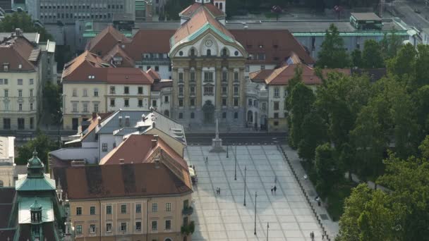 Sloup Nejsvětější Trojice před kostel voršilek, cestovat do Lublaň, Slovinsko — Stock video