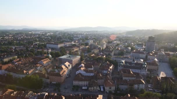 Panorama fascinante de verde iluminado pelo sol Liubliana, capital da Eslovénia, vista superior — Vídeo de Stock