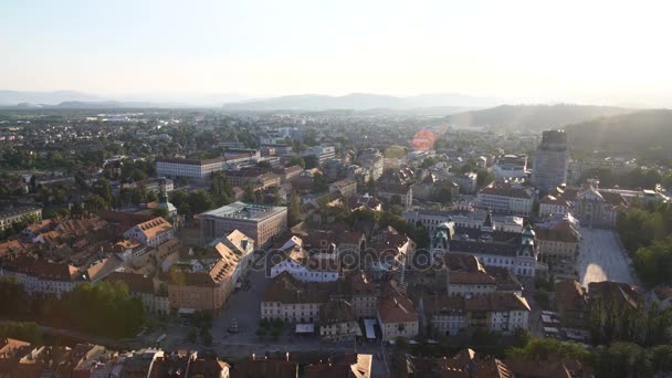 Schöne alte europäische Stadt, die sich in Richtung Berge am Horizont erstreckt, magische Stunde — Stockvideo