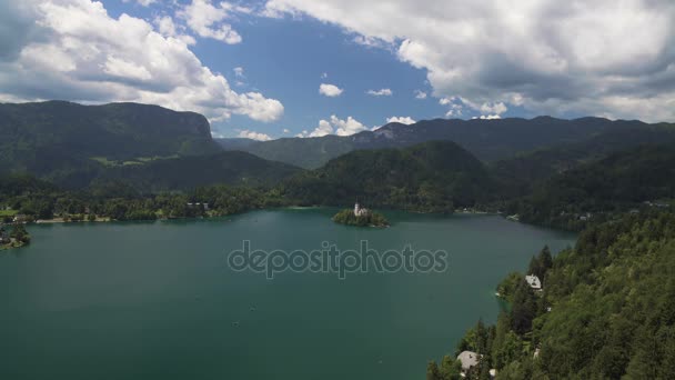 Bled Island s poutní kostel Nanebevzetí Panny Marie uprostřed jezera a Alpy — Stock video