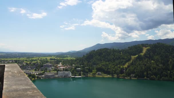 Bonita vista al hermoso paisaje verde desde un restaurante de lujo, resort de montaña — Vídeos de Stock