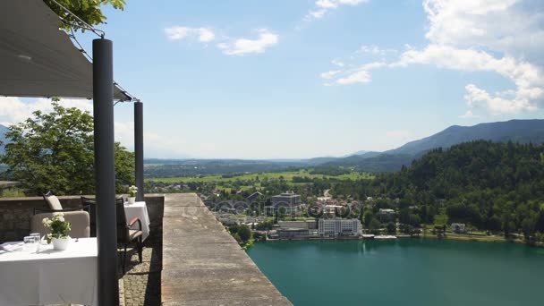 Niesamowity widok z tarasu restauracji fancy miasto nad jeziorem i wysokie góry — Wideo stockowe