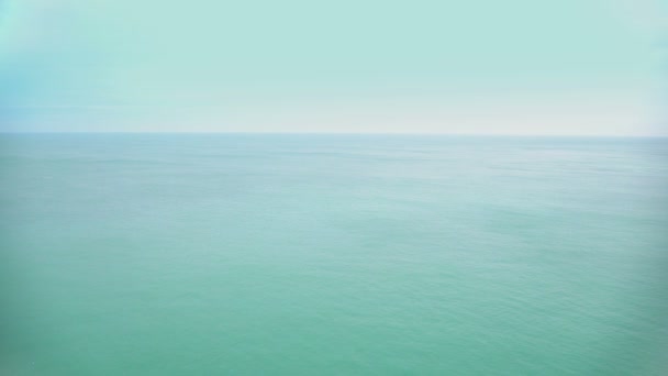 Modré moře a jasná obloha, panorama krásného města Etretat ve Francii, cestovní ruch — Stock video