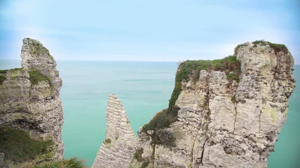 Vista relaxante sobre falésias acima do mar azul claro, natureza incrível, paisagem — Vídeo de Stock