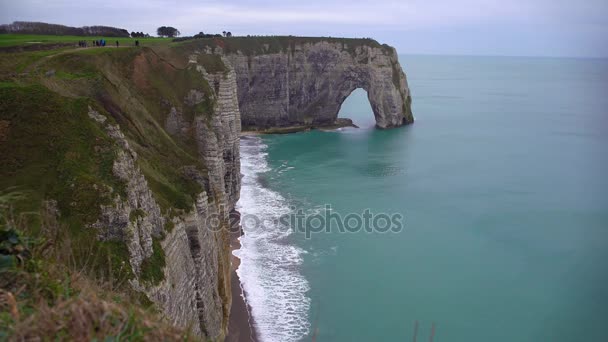 Wybrzeże alabastrowe z kredowych klifów w Etretat, Francja, spokojny krajobraz — Wideo stockowe