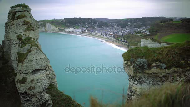 Luchtfoto van Etretat resort stad in Frankrijk, azuurblauwe water, ontspannend landschap — Stockvideo