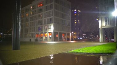 Asfalt, şehir, metcast, meteoroloji kötü havalarda üzerinde düşen yağmur damlaları