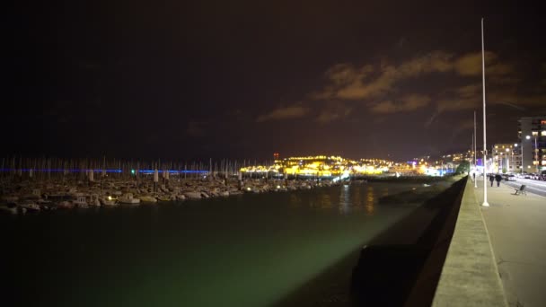 Vista noturna sobre aterro e iate-clube de luxo, pessoas andando depois do trabalho — Vídeo de Stock