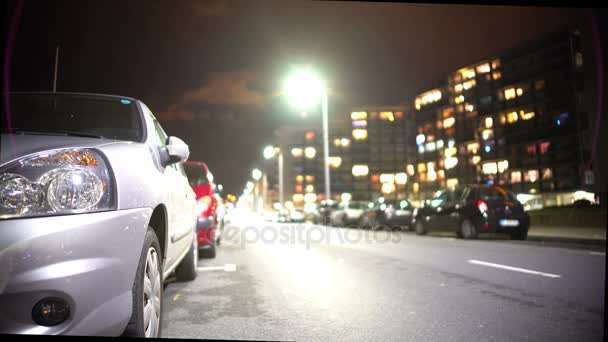 Samochody zaparkowane w pobliżu nowoczesnych mieszkalnych złożone, wieczór time, transport — Wideo stockowe