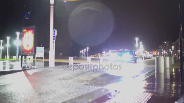 Clima frío lluvioso en la ciudad, coche solo conduciendo en la carretera, luces tenues de la ciudad — Vídeos de Stock