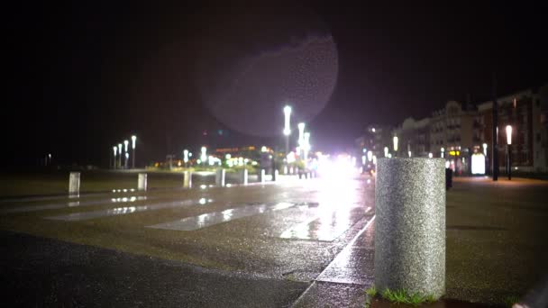 Coche conduciendo en la calle en la fría noche lluviosa, faros deslumbrantes. Vida urbana — Vídeo de stock