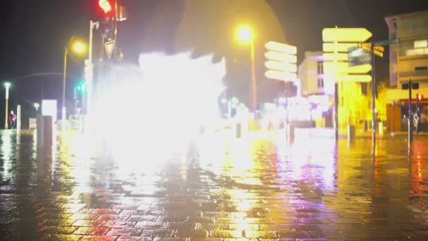 Coches que conducen en la calle, la hora de la noche en la ciudad, el tiempo lluvioso otoño — Vídeo de stock