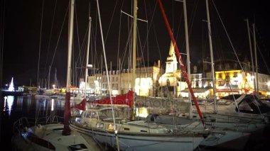 Yat ve tekne üzerinde rahat kasabasında Noel zamanı görüntülemek gece limanda palamarla