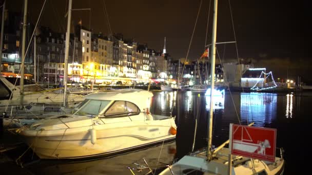 Barche e yacht ormeggiati a riva nel porto della città di notte, argine illuminato — Video Stock