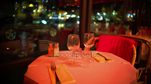 Kieliszki do wina na stole w restauracji, romantyczne różowe światło, celebracja data — Wideo stockowe