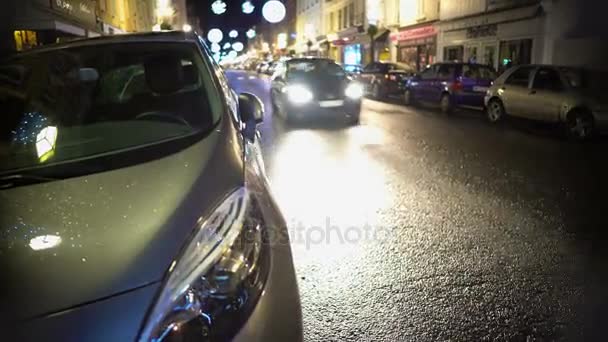 Carros que conduzem ao longo da rua fortemente estacionada, proteção contra roubo, seguro automóvel — Vídeo de Stock