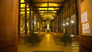 İbadet Servisi, din akşam iki çam ağaçları içinde parlak kilise Salonu