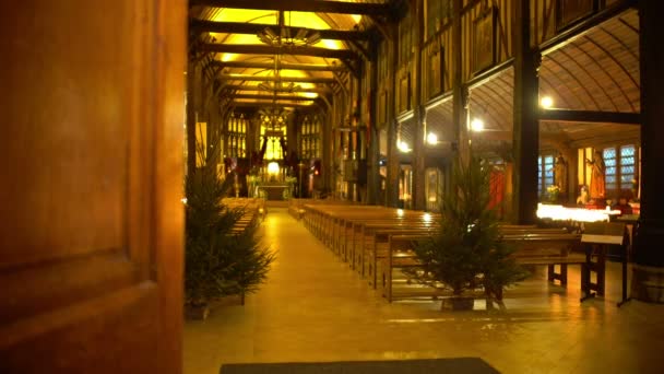 Ambiente relaxante na antiga igreja de madeira salão, lugar de culto, espiritualidade — Vídeo de Stock